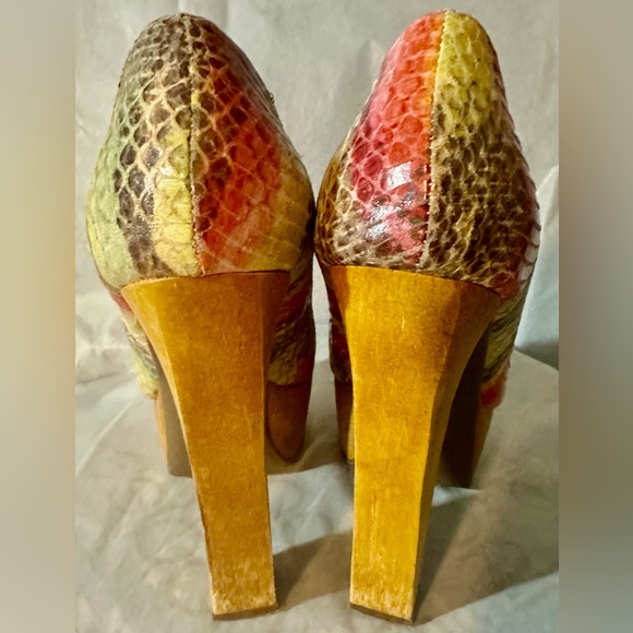 Women’s | Multi color | scaled, wood 4.5in heel | open toe - Picture 2 of 4